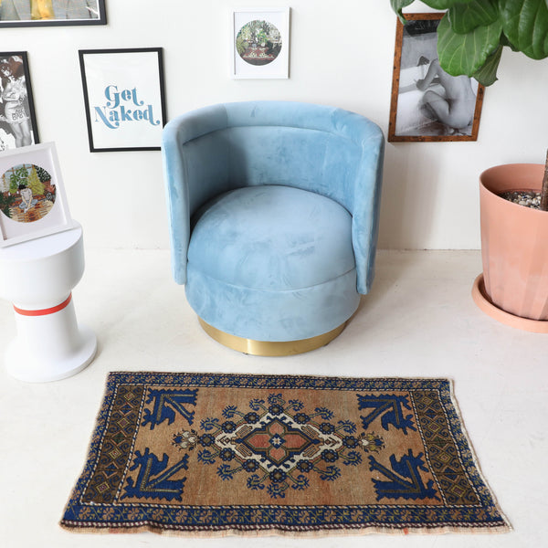 Vintage mini kilim rug in room decor setting, kilim, Turkish rug, vintage rug, portland, rug shop, bright colors, wild shaman, soft rug, bold color, Portland, Oregon, rug store, rug shop, local shop